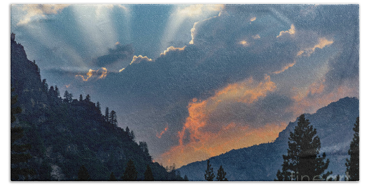 Yosemite Bath Towel featuring the photograph Yosemite Valley Sunset by Jeff Hubbard