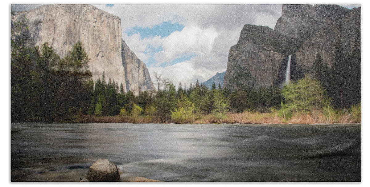 Valley View Bath Towel featuring the photograph Yosemite Valley View by Jennifer Ancker