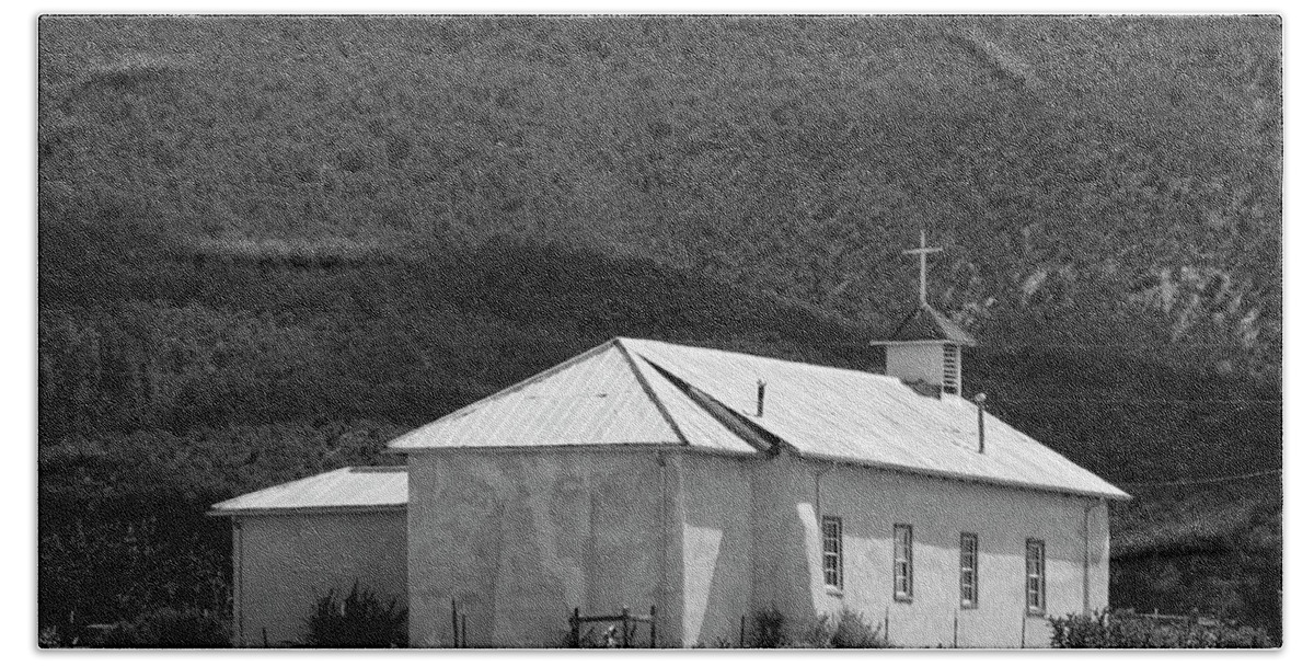 Black And White Bath Towel featuring the photograph Youngsville Church by Jonathan Thompson