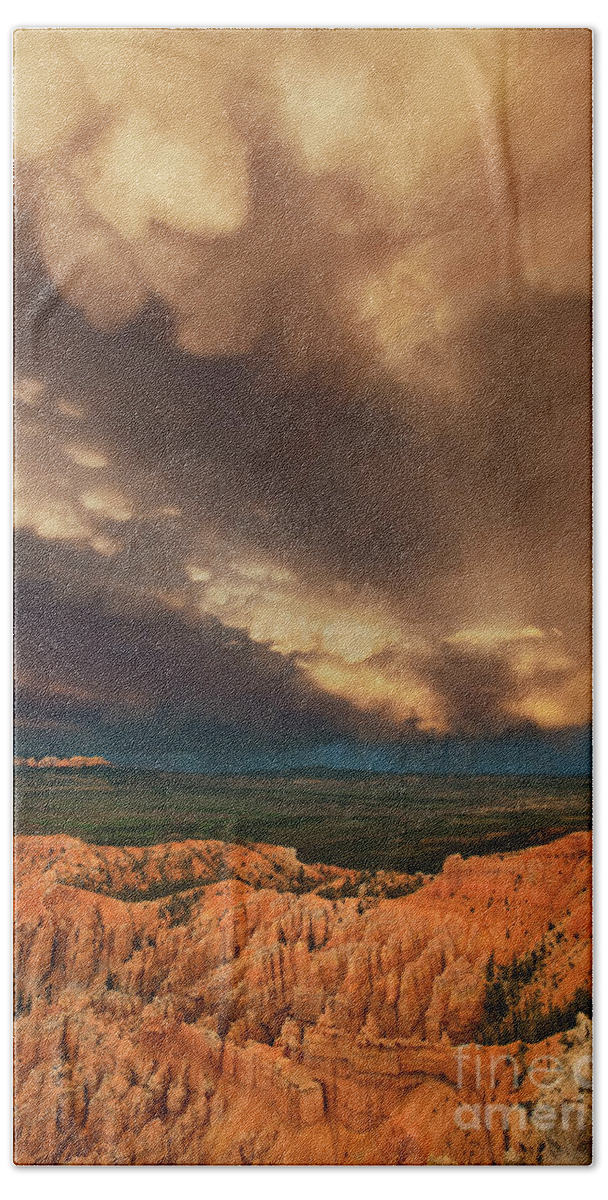 Dave Welling Bath Towel featuring the photograph Mammatus Clouds Bryce Canyon National Park Utah #1 by Dave Welling