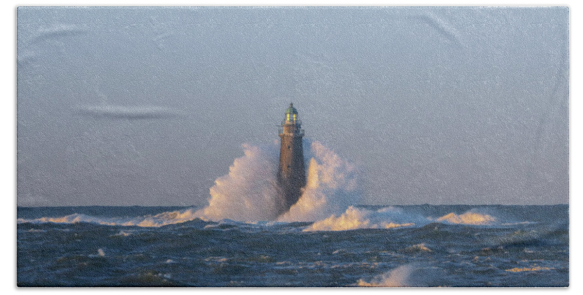 Minots Ledge Lighthouse Hand Towel featuring the photograph Minot's Ledge Lighthouse #2 by Juergen Roth