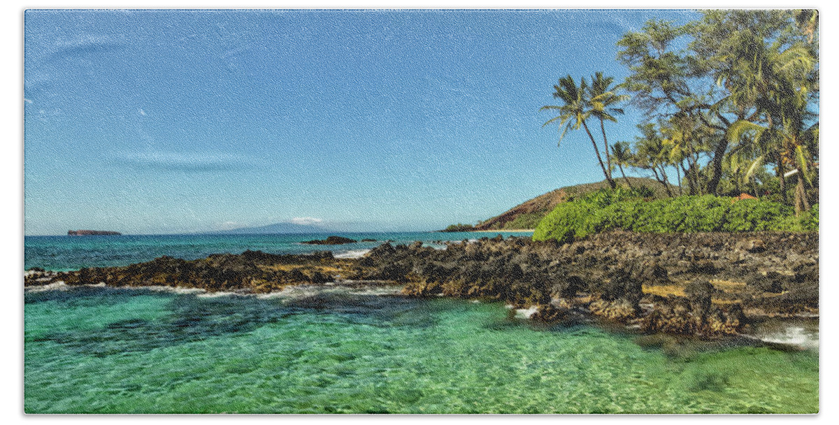 Hawaii Coves Bath Towel featuring the photograph Paako Cove #1 by Chris Spencer