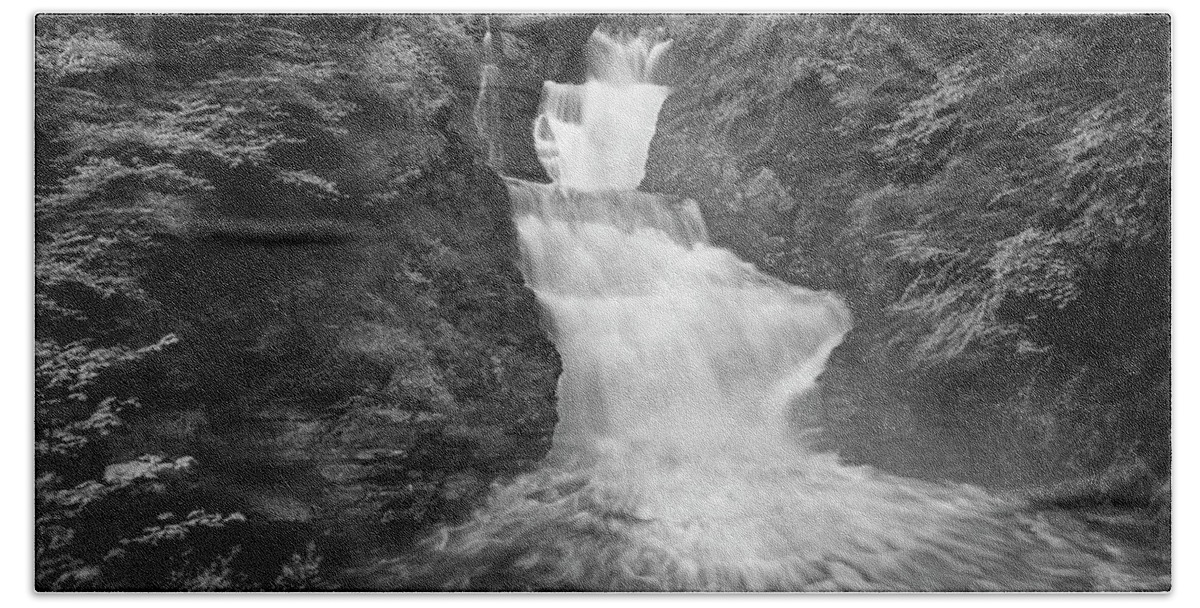 Raymondskill Falls Bath Towel featuring the photograph Raymondskill Falls #1 by Susan Candelario