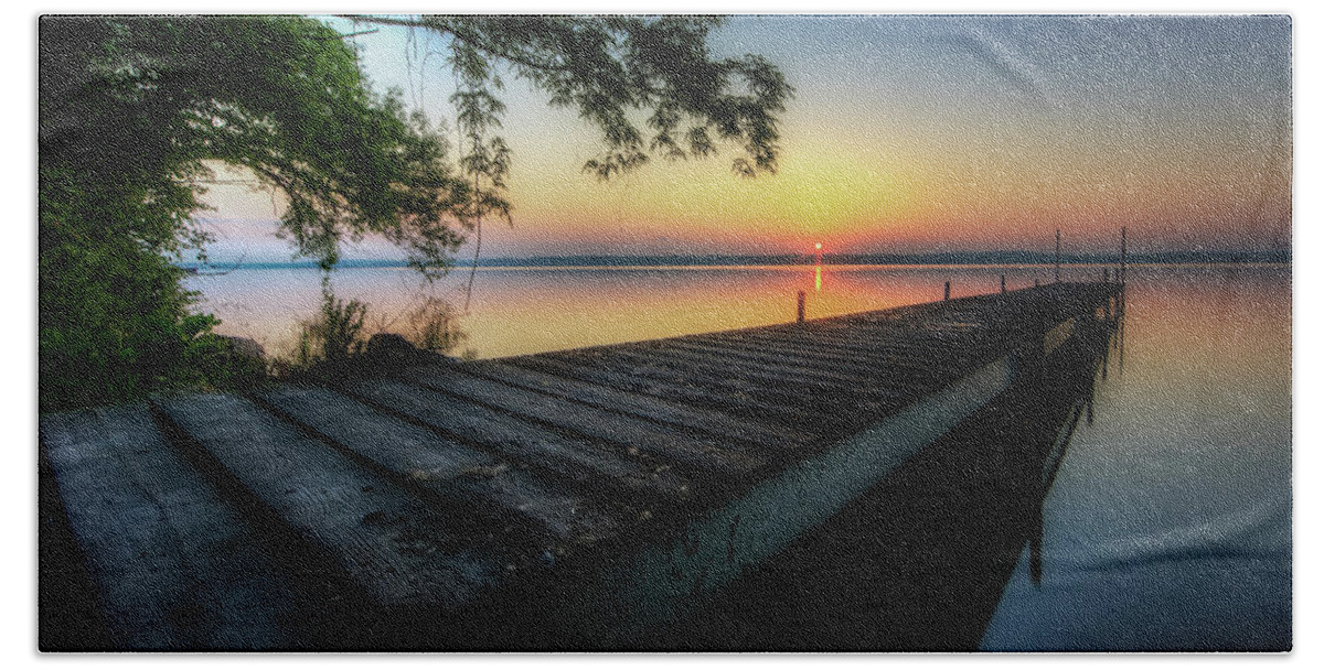 Sunrise Bath Towel featuring the photograph Sunrise over Cayuga Lake #2 by Everet Regal