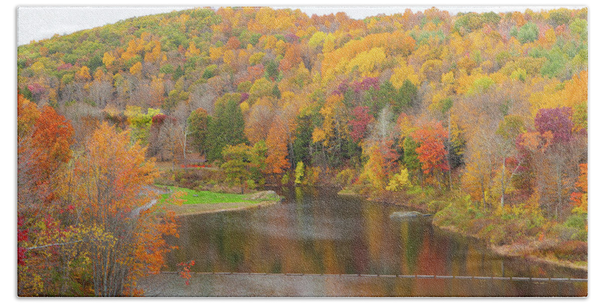 Fall Bath Towel featuring the photograph Connecticut Foliage_8196 by Rocco Leone