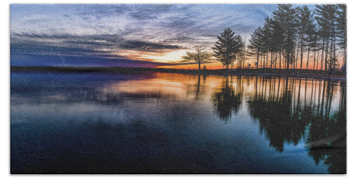 Landscape Bath Towel featuring the photograph 33 Degree water by Joe Holley