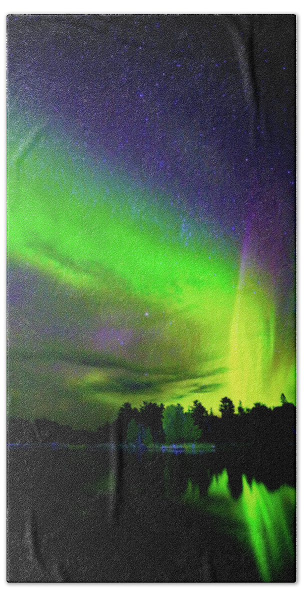 Northern Lights Hand Towel featuring the photograph Northern Lights over Boulder Lake #7 by Shixing Wen