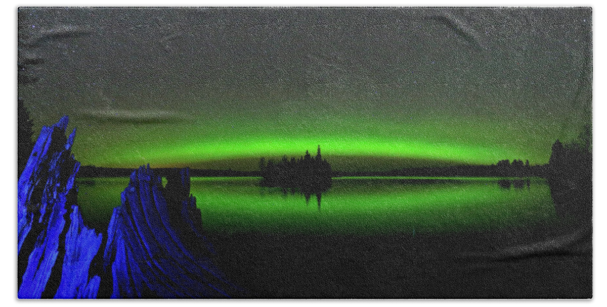 Northern Lights Hand Towel featuring the photograph Northern Lights over Boulder Lake #9 by Shixing Wen