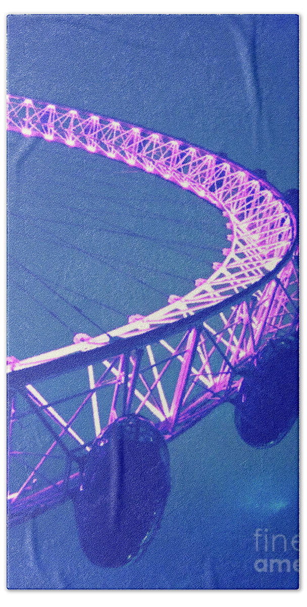 Ferris Wheel Bath Towel featuring the photograph Structure of Fun by Rebecca Harman