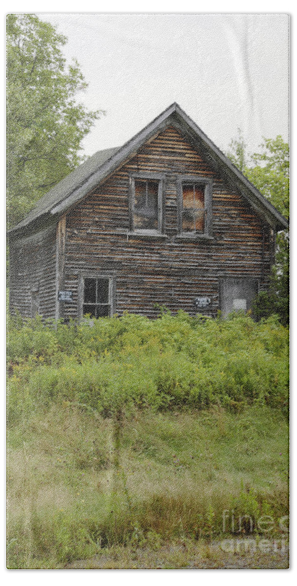 New Hampshire Bath Towel featuring the photograph Abandoned Barn - Jefferson New Hampshire by Erin Paul Donovan