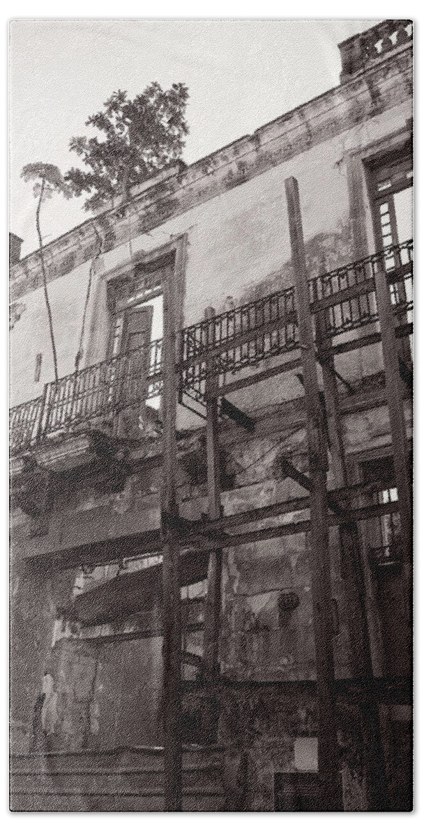 Cuba Bath Towel featuring the photograph Abandoned Havana Building by M Kathleen Warren