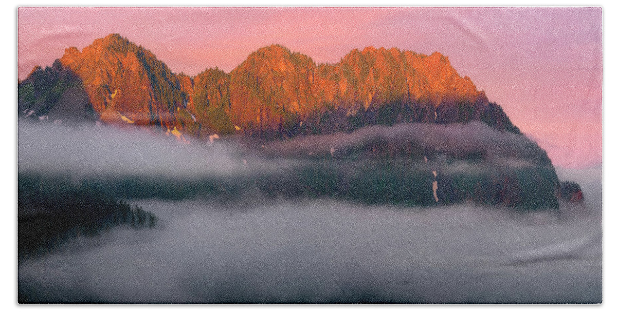 Tatoosh Bath Towel featuring the photograph Above the Clouds by Ryan Manuel