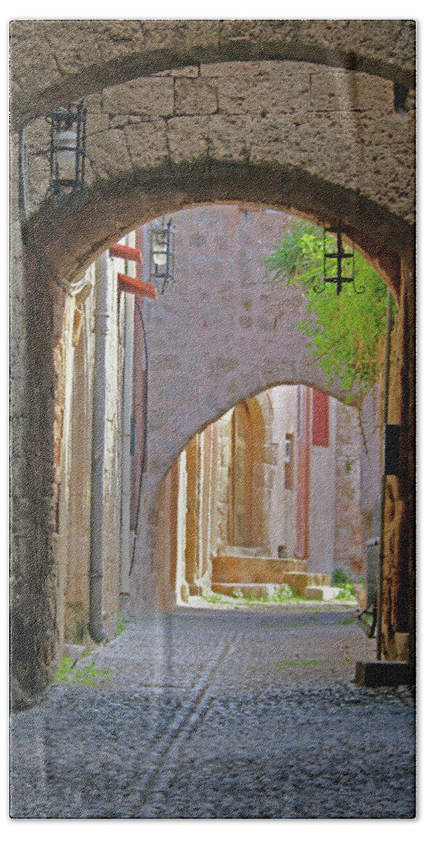 Rhodes Bath Towel featuring the photograph Alley with Cat by M Kathleen Warren