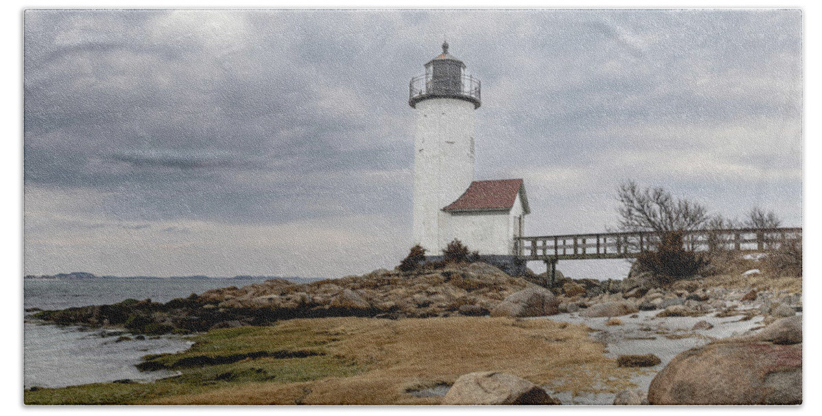 Lighthouse Bath Towel featuring the photograph Annisquam Lighthouse by David Lee