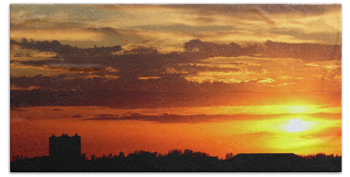 Print Bath Towel featuring the photograph Another Prairie Sunset by Ryan Crouse