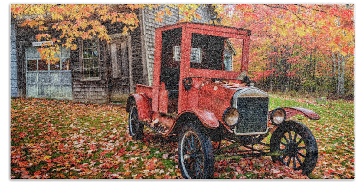 Autumn Hand Towel featuring the photograph 1925 Ford Pickup a4923 by Greg Hartford