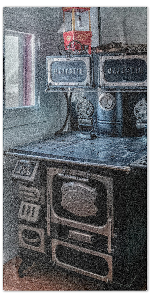 Colorado Bath Towel featuring the photograph Antique Majestic Stove by Marcy Wielfaert