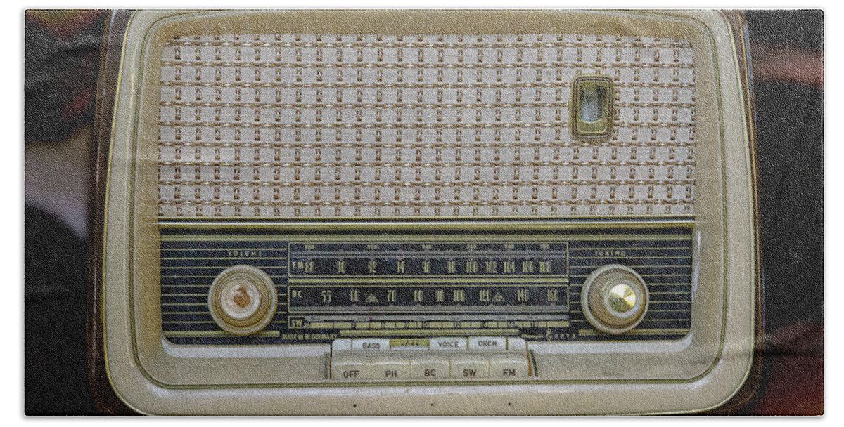 Antique Radio Bath Towel featuring the photograph Antique Radio by David Morehead