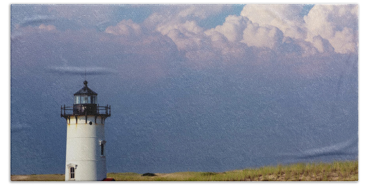 Lighthouse Bath Towel featuring the photograph Approaching Storm by David Lee