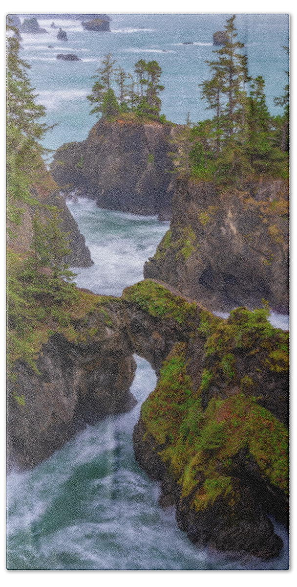 Oregon Bath Towel featuring the photograph Arched Views by Darren White