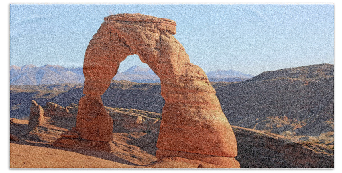 Arches National Park Bath Towel featuring the photograph Arches National Park - Delicate Arch by Richard Krebs