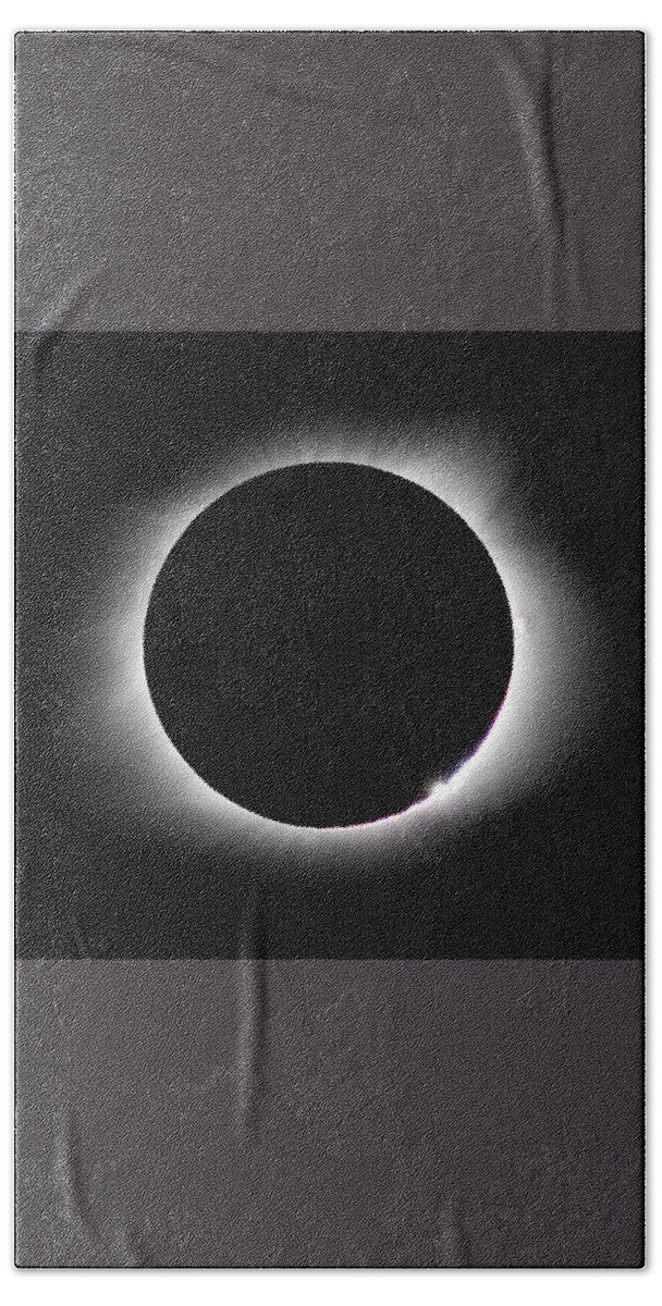 Solar Eclipse Bath Towel featuring the photograph Baily's Bead by David Beechum