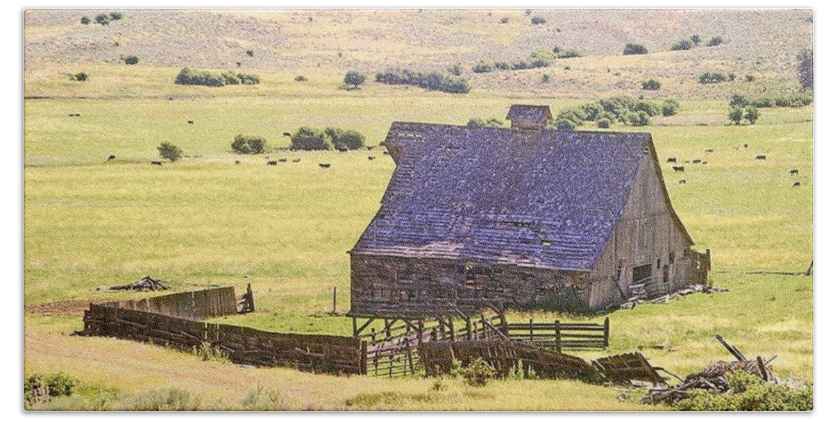 Landscape Bath Towel featuring the photograph Baker Valley Barn by Bill TALICH