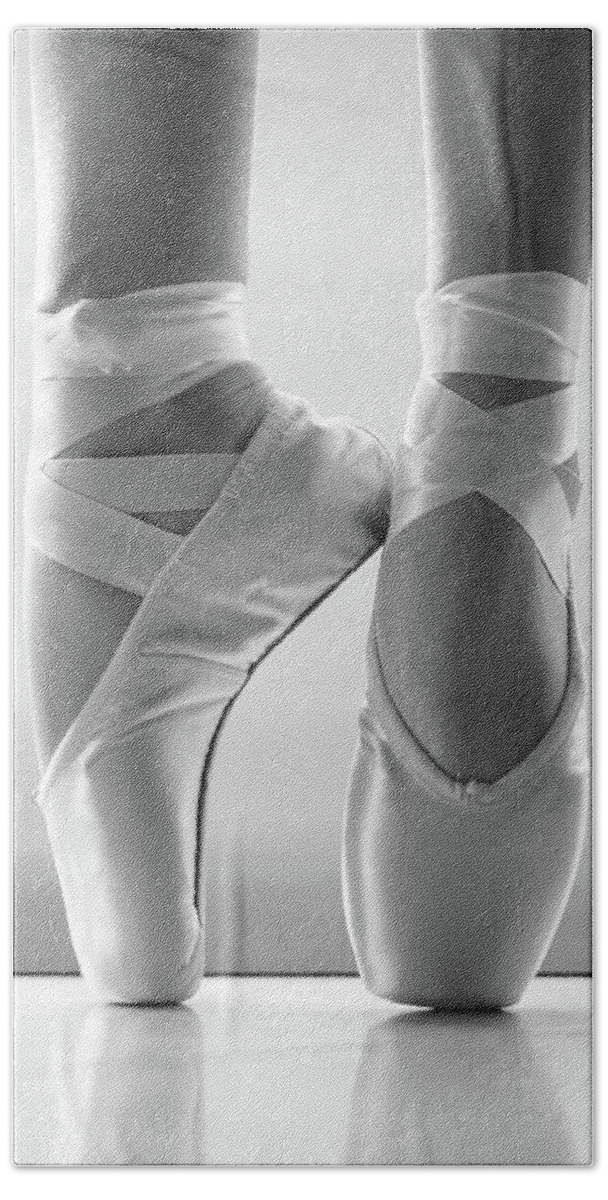 Dancer Bath Towel featuring the photograph Ballet En Pointe Black And White by Laura Fasulo
