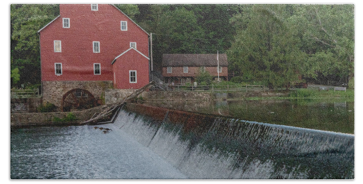 Clinton Red Mill Bath Towel featuring the photograph Blue Heron at Clinton Red Mill by GeeLeesa
