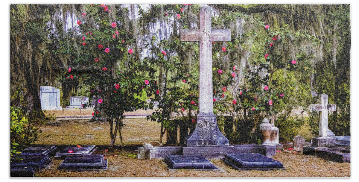 Marietta Georgia Bath Towel featuring the photograph Bonaventure Cemetery by Tom Singleton