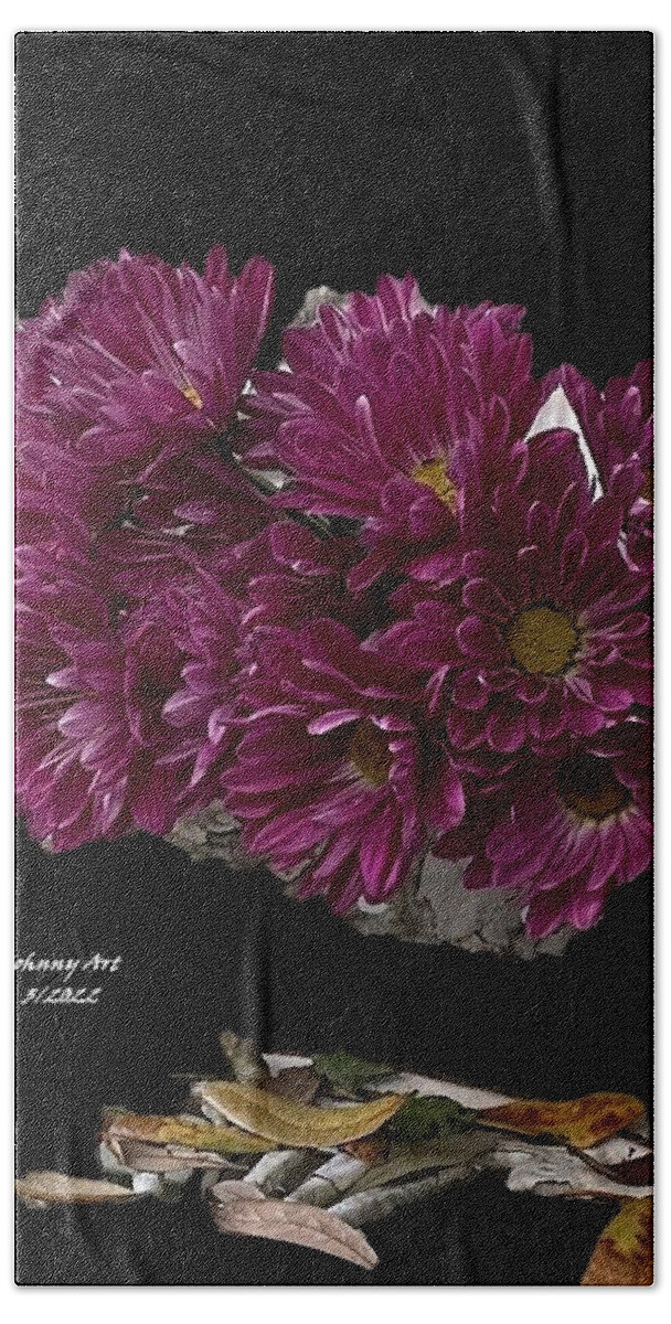 Leaves Bath Towel featuring the photograph Bouquet lost in the Leaves by John Anderson