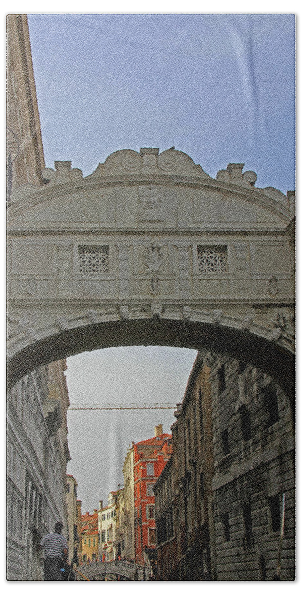 Bridge Of Sighs Bath Towel featuring the photograph Bridge of Sighs - Venice, Italy by Richard Krebs