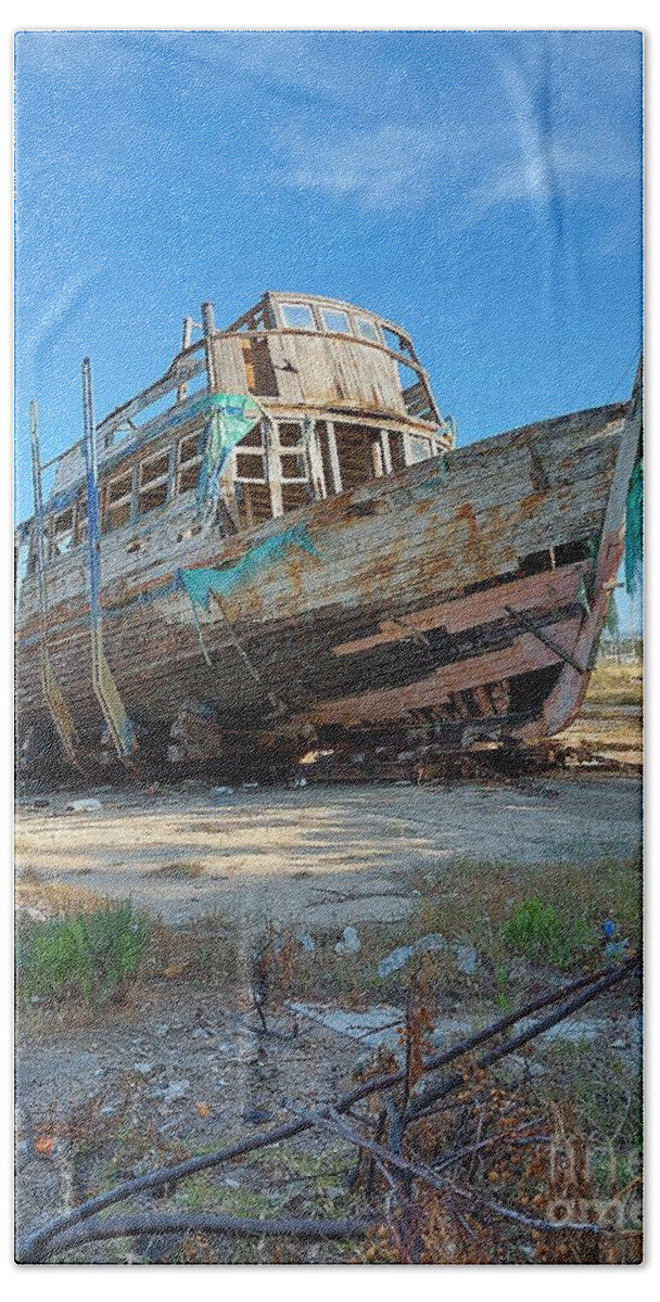 Ship Bath Towel featuring the photograph Broken ship in El Puerto by Chani Demuijlder