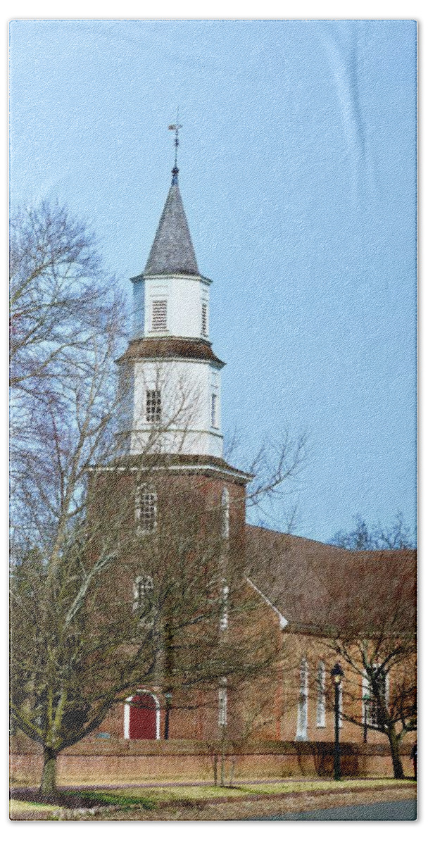 Bruton Parish Church Bath Towel featuring the photograph Bruton Parish Church by Warren Thompson