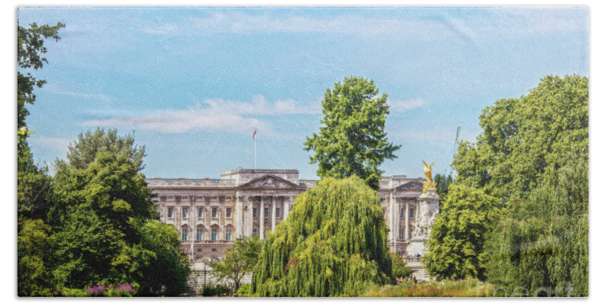Moss Bath Towel featuring the photograph Buckingham Palace by Susan Vineyard