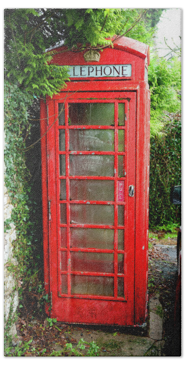 Buckland In The Moor Red Telephone Box Dartmoor Bath Towel featuring the photograph Buckland in the Moor Red Telephone Box Dartmoor by Helen Jackson