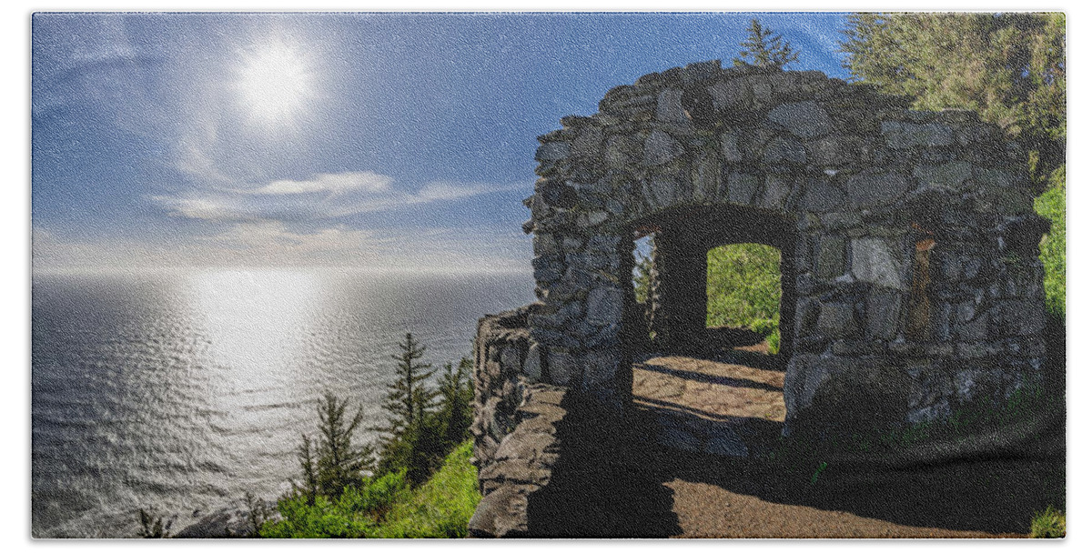 Northwest Bath Towel featuring the photograph Cape Perpetua Lookout by Pelo Blanco Photo