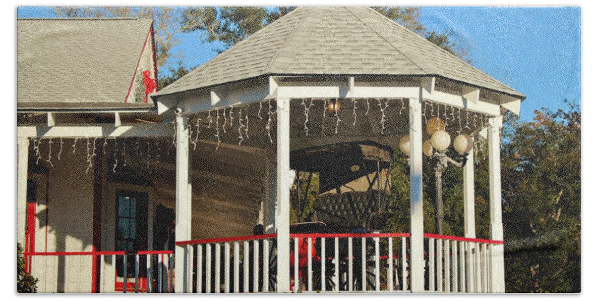 Carriage Bath Towel featuring the photograph Carriage In The Gazebo by Cynthia Guinn