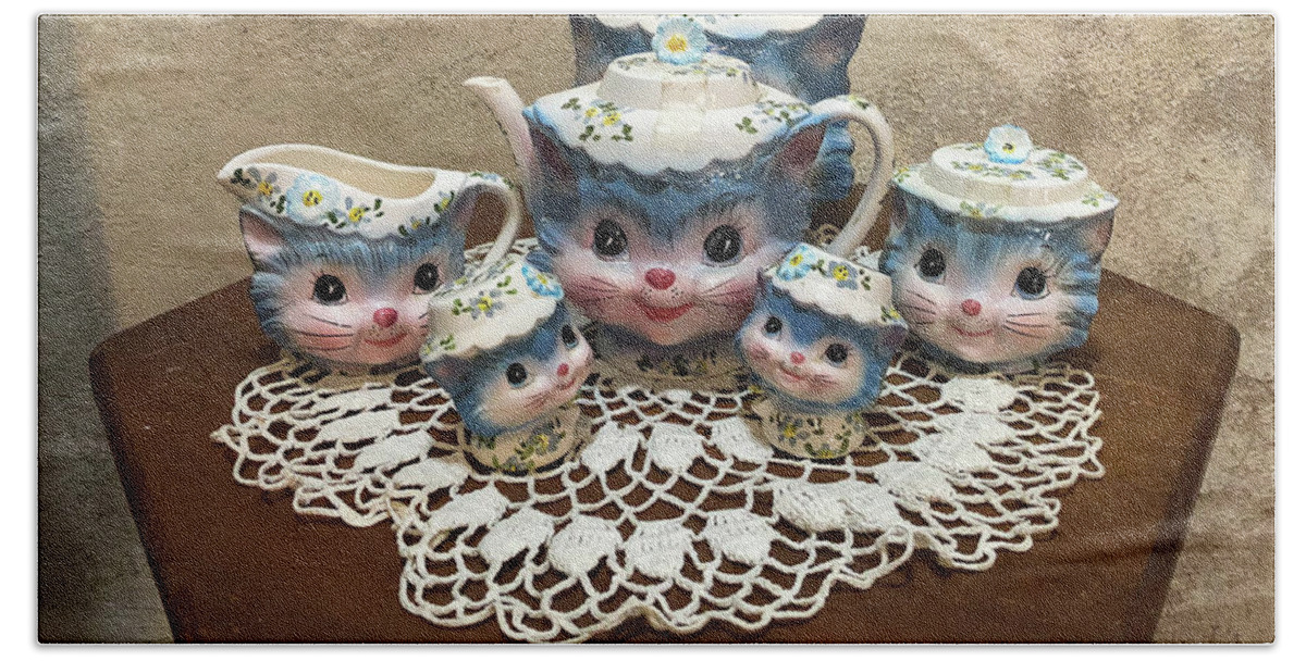 Teapot Hand Towel featuring the photograph Cat Family Teapot by Cindy Robinson