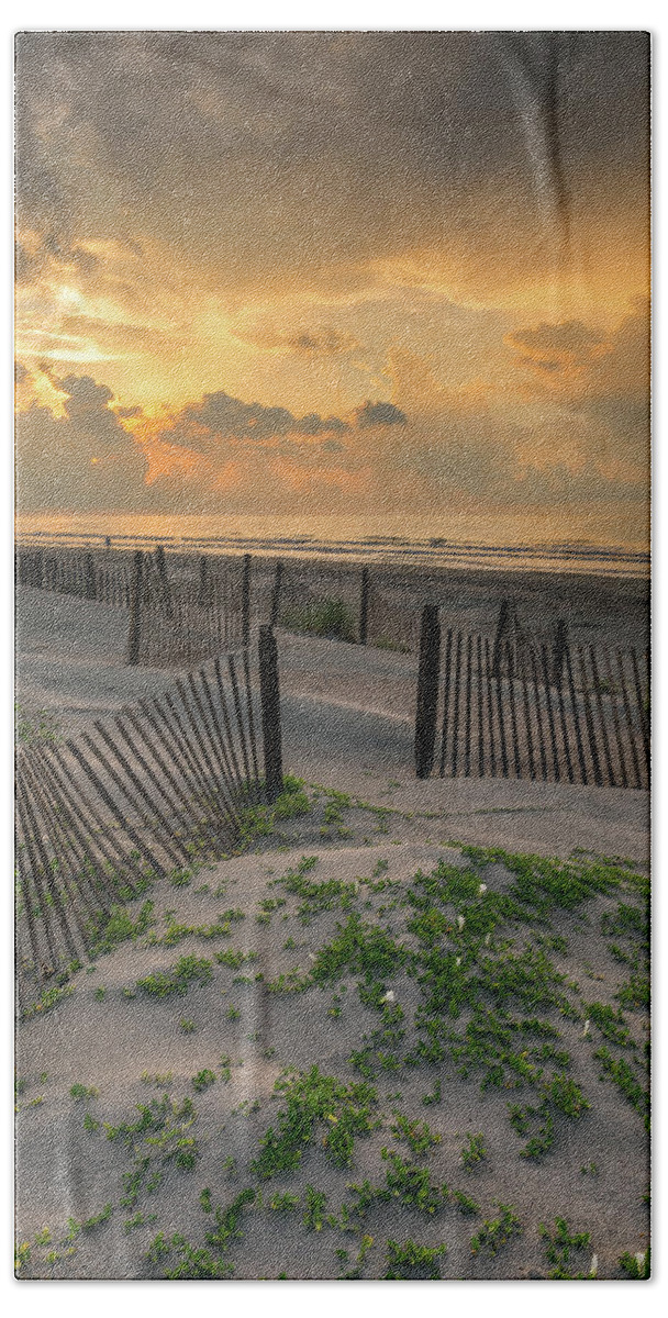 Isle Of Palms Bath Towel featuring the photograph Catching Light Isle of Palms SC by Donnie Whitaker