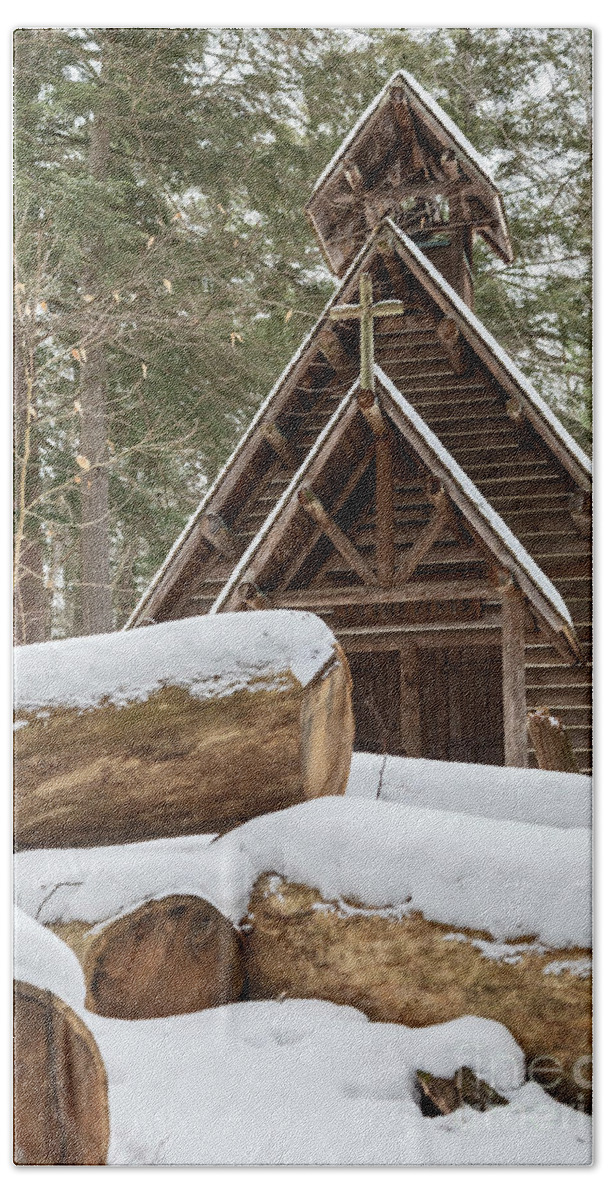 Hartwick Pines State Park Bath Towel featuring the photograph Chapel in the Pines by Jim West