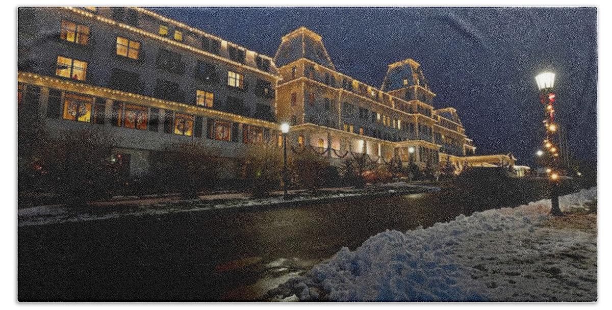 Christmas Bath Towel featuring the photograph Christmas at the Wentworth By the Sea by Steve Brown