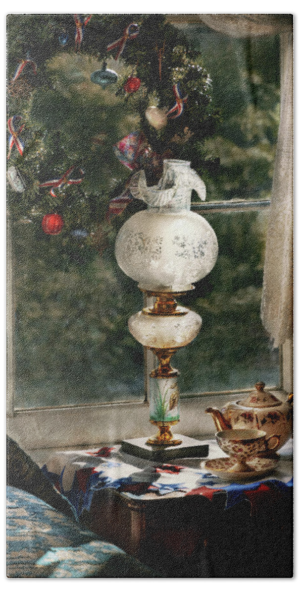Christmas Bath Towel featuring the photograph Christmas - Christmas tea by Mike Savad