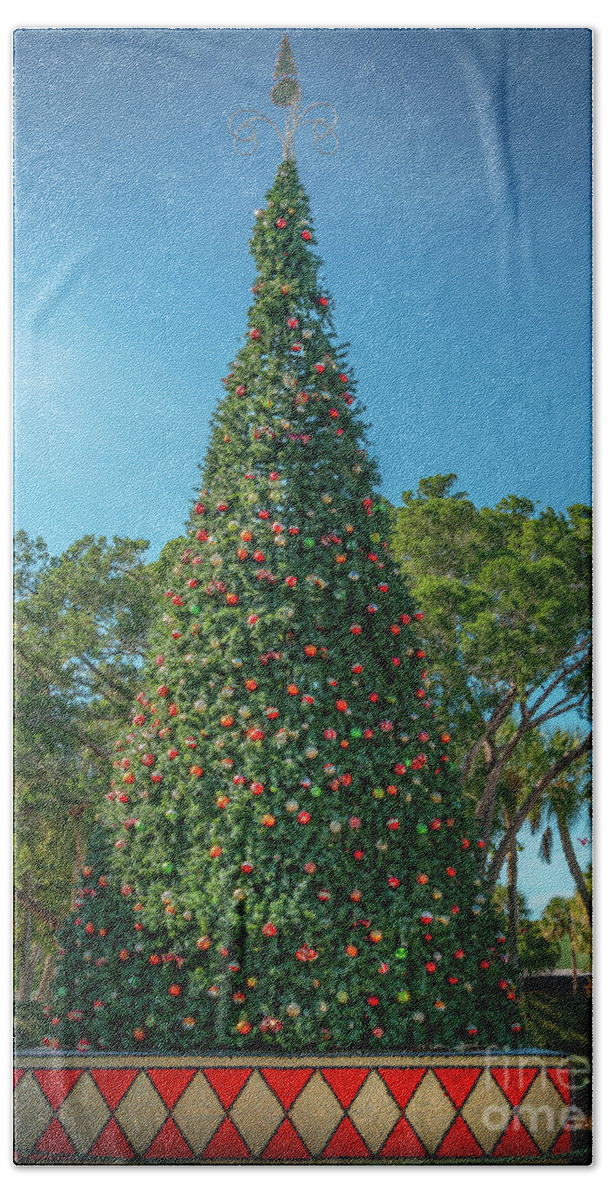 Bird Key Bath Towel featuring the photograph Christmas Tree at St. Armand's Circle, Sarasota, Florida by Liesl Walsh