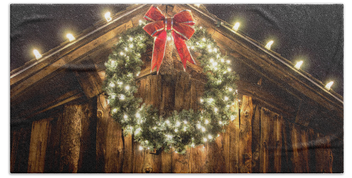 Christmas Bath Towel featuring the photograph Christmas Wreath by Chuck Rasco Photography