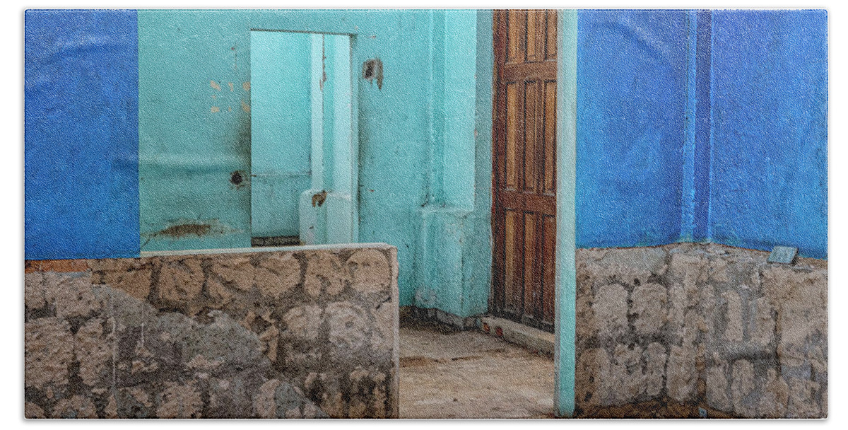 Havana Cuba Bath Towel featuring the photograph Cienfuegos Train Station by Tom Singleton