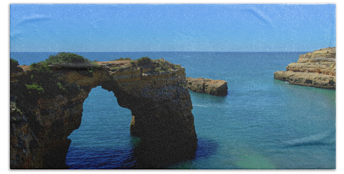 Albandeira Bath Towel featuring the photograph Cliff Arch in Lagoa Beach by Angelo DeVal