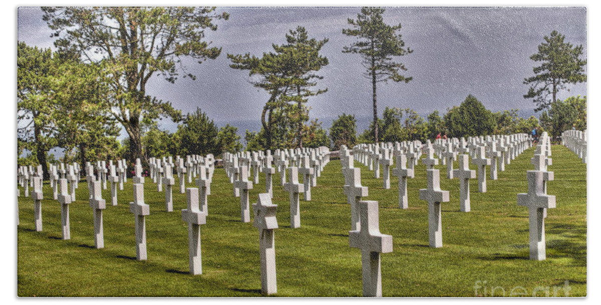 France Bath Towel featuring the photograph Colleville-sur-Mer - American Cemetery 01 by Paolo Signorini