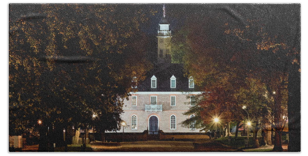 Colonial Williamsburg Bath Towel featuring the photograph Colonial Williamsburg Capitol at Night by Susan Rissi Tregoning