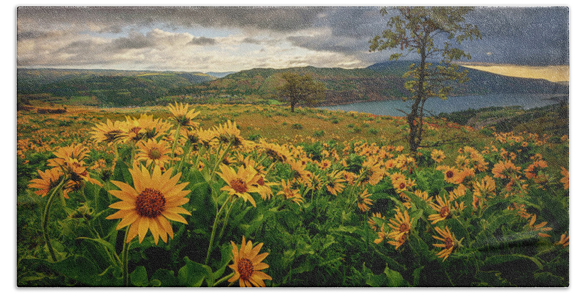 Rowena Crest Bath Towel featuring the photograph Columbia Gorge Blooms by Dan Mihai